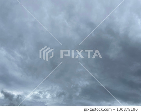 背景影像 3：深灰色多雲天空，覆蓋著雨雲 130879190