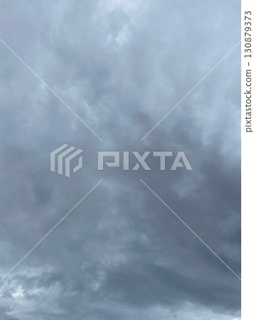 垂直背景影像 3：深灰色多雲天空覆蓋著雨雲 130879373