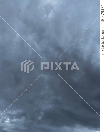 垂直背景影像 3：炭色多雲的天空，覆蓋著雨雲 130879374