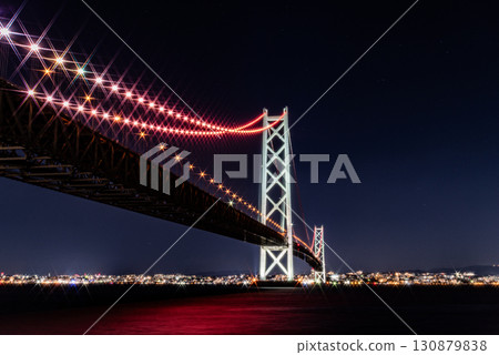 從道之站淡路眺望燈光璀璨的明石海峽大橋 從道之站淡路眺望燈光璀璨的明石海峽大橋 130879838