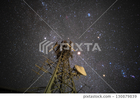 漂浮在星空中的無線電塔 130879839