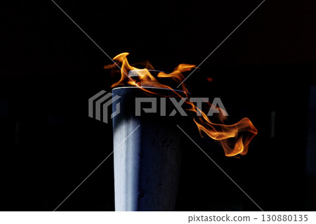 黑暗中燃燒的火焰 黑暗中燃燒的火焰 130880135