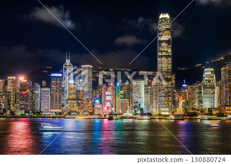 香港維多利亞港的夜景(香港島一側) 香港維多利亞港的夜景(香港島一側) 130880724