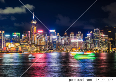 香港維多利亞港的夜景（香港島一側） 130880727
