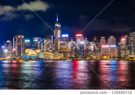 香港維多利亞港的夜景（香港島一側） 130880728