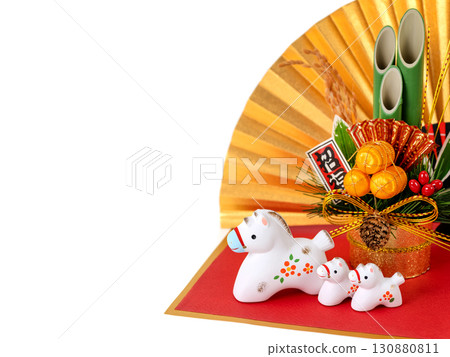 馬年新年材料可愛的馬親子和門松新年裝飾 130880811