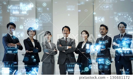 一群站在辦公室和數位科技中的商務人士 130881172
