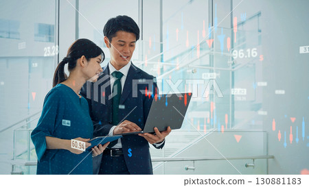 一群商務人士會議和金融科技形象 130881183