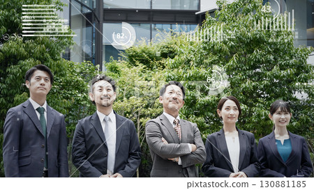 一群商務人士會議和統計數據 一群商務人士會議和統計數據 130881185