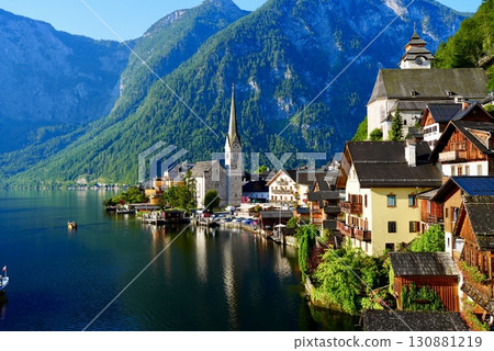 奧地利世界遺產哈爾施塔特村美麗的景色倒映在湖面上 奧地利世界遺產哈爾施塔特村美麗的景色倒映在湖面上 130881219