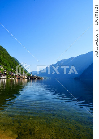 奧地利世界遺產哈爾施塔特村美麗的景色倒映在湖面上 130881223