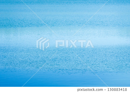 湖水倒映著夏日天空的顏色 01 130883418