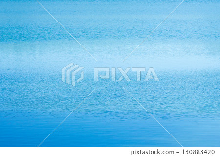湖水倒映著夏日天空的顏色 02 130883420