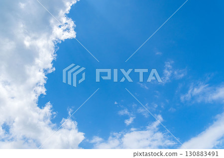 夏日天空：晴朗的藍天和雲 357 130883491