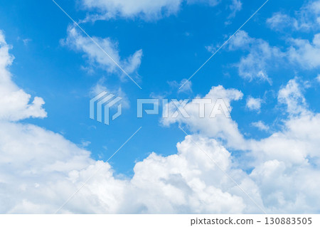 夏日天空：晴朗的藍天和雲 366 130883505