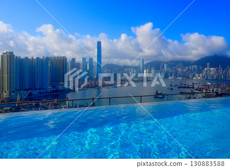 從泳池看香港島 130883588