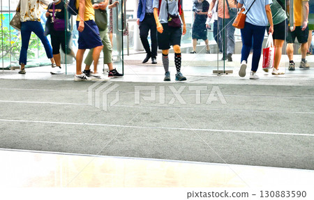 穿過行人過路處的人們 穿過行人過路處的人們 130883590