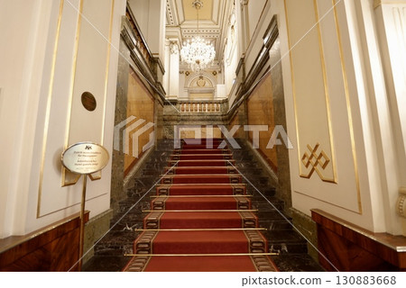 維也納帝國酒店大樓梯和宮殿式內部裝潢的優雅空間 130883668