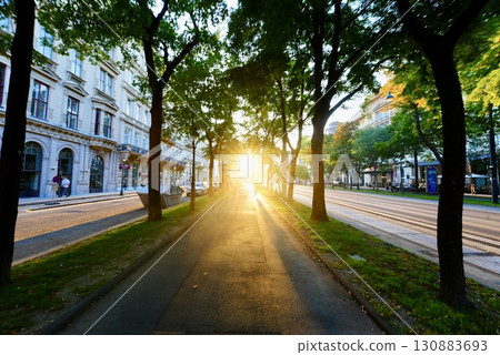 維也納的城市景觀和夕陽下的自然美景:歐洲之旅的必去景點 維也納的城市景觀和夕陽下的自然美景:歐洲之旅的必去景點 130883693