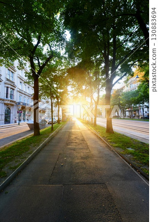 維也納的城市景觀和夕陽下的自然美景:歐洲之旅的必去景點 維也納的城市景觀和夕陽下的自然美景:歐洲之旅的必去景點 130883694