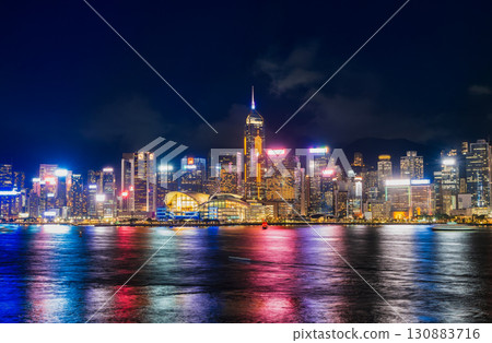 香港維多利亞港的夜景（香港島一側） 130883716