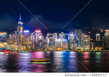 香港維多利亞港的夜景（香港島一側） 130883717
