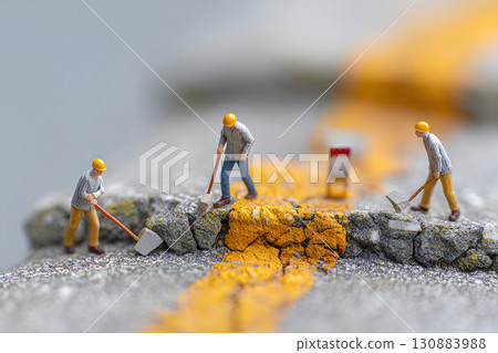 工人正在修復受損道路 - 2（立體模型） 130883988