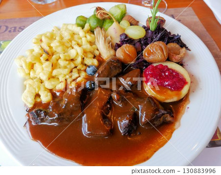 秋季風味:瑞士鹿肉燉菜“Hirschpfeffer” 秋季風味:瑞士鹿肉燉菜“Hirschpfeffer” 130883996