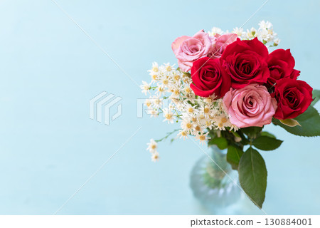 花瓶裡的玫瑰花 130884001