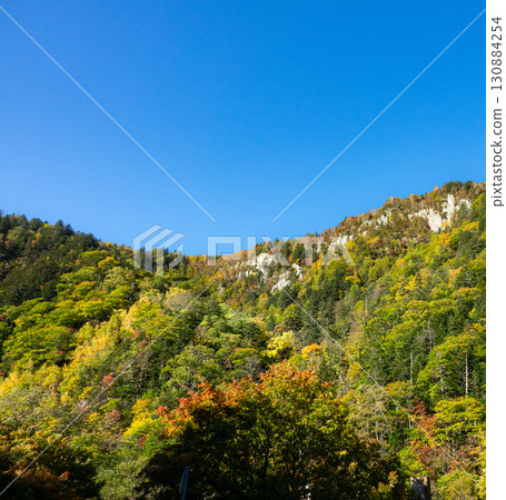 北海道層雲峽的秋季風景，藍天白雲，令人心曠神怡 130884254