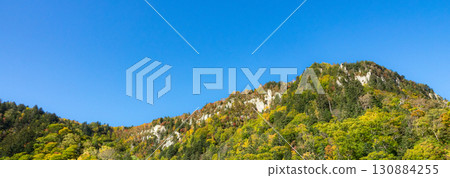 北海道層雲峽的秋季風景,藍天白雲,令人心曠神怡 北海道層雲峽的秋季風景,藍天白雲,令人心曠神怡 130884255