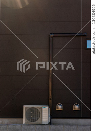 建築物:室外機、管線、外牆 建築物:室外機、管線、外牆 130884996