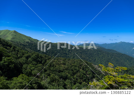 【日本百座名山】劍山：盛夏時節從登山步道眺望次郎木山和四國山脈，德島縣三好市 130885122