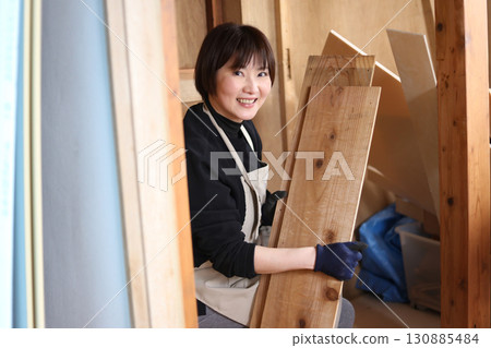 一個女人用木頭 130885484