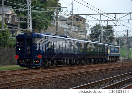 Kiha 47 series Kawasemi Yamasemi being sent out on the Tokaido Line Kiha 47 series Kawasemi Yamasemi being sent out on the Tokaido Line 130885524