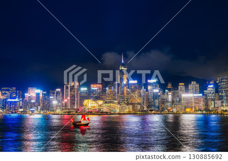 香港維多利亞港的夜景（香港島一側） 130885692