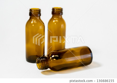 空的能量飲料瓶特寫白色背景 130886155