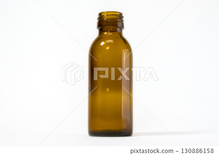 空的能量飲料瓶特寫白色背景 130886158