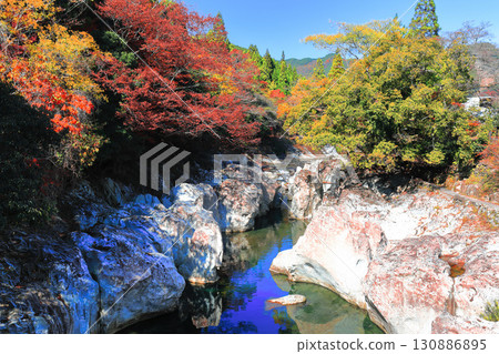[Oita Prefecture] Autumn leaves at Sarutobi Sentsubo Gorge on a clear day (Okuyabakei) 130886895