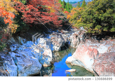 [大分縣] 晴天猿飛仙坪峽谷的紅葉（奧屋馬溪） 130886899