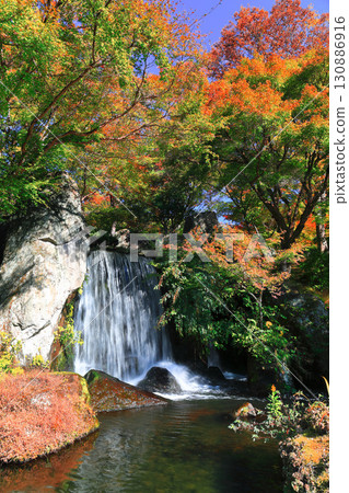 [Oita Prefecture] Waterfall and autumn leaves at Keisekien on a clear day (Yabakei Dam Memorial Park) 130886916