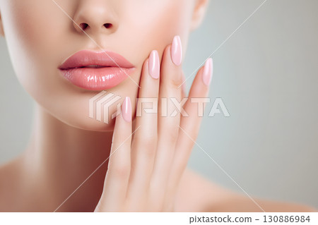 美麗的女性嘴和手。特寫：一個美容概念，突出粉紅色指甲和光澤嘴唇 130886984