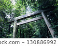 雨後，神社內綠意盎然，景色宜人 130886992