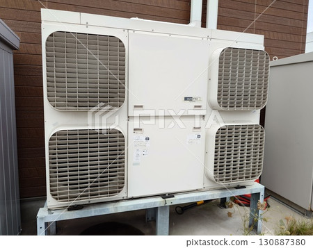 便利商店專用空調與展示櫃冷藏合一的室外機 便利商店專用空調與展示櫃冷藏合一的室外機 130887380