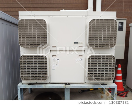 An outdoor unit that combines air conditioning and showcase refrigeration for convenience stores An outdoor unit that combines air conditioning and showcase refrigeration for convenience stores 130887381