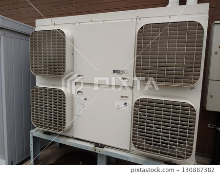 An outdoor unit that combines air conditioning and showcase refrigeration for convenience stores 130887382