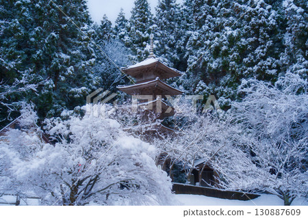 雪花飄落，酒吞童神社的五重塔籠罩在夢幻般的氛圍中。 130887609
