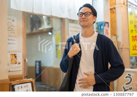 一位剛在外面吃完飯的男人 130887797