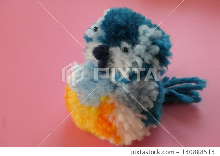 藍白相間的捕蠅鳥紗線絨球 藍白相間的捕蠅鳥紗線絨球 130888513