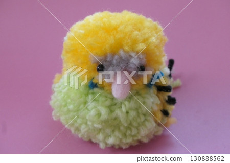Budgerigar yarn pom-poms 130888562